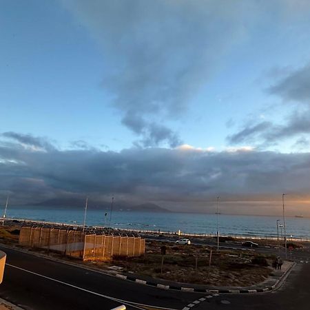Oceansnest Guest House Bloubergstrand Bagian luar foto