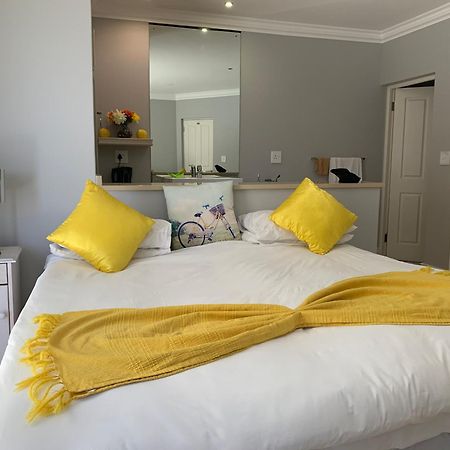 Oceansnest Guest House Bloubergstrand Bagian luar foto