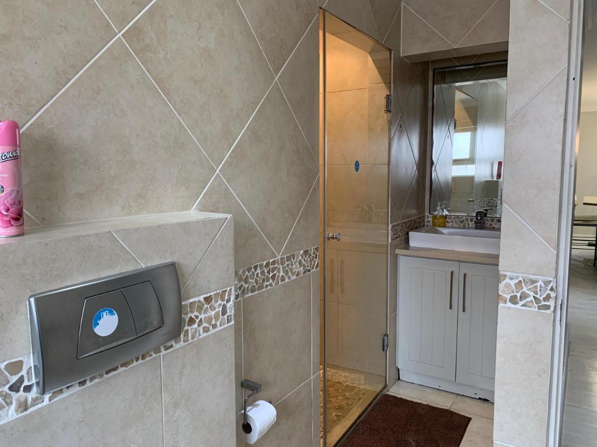 Oceansnest Guest House Bloubergstrand Bagian luar foto