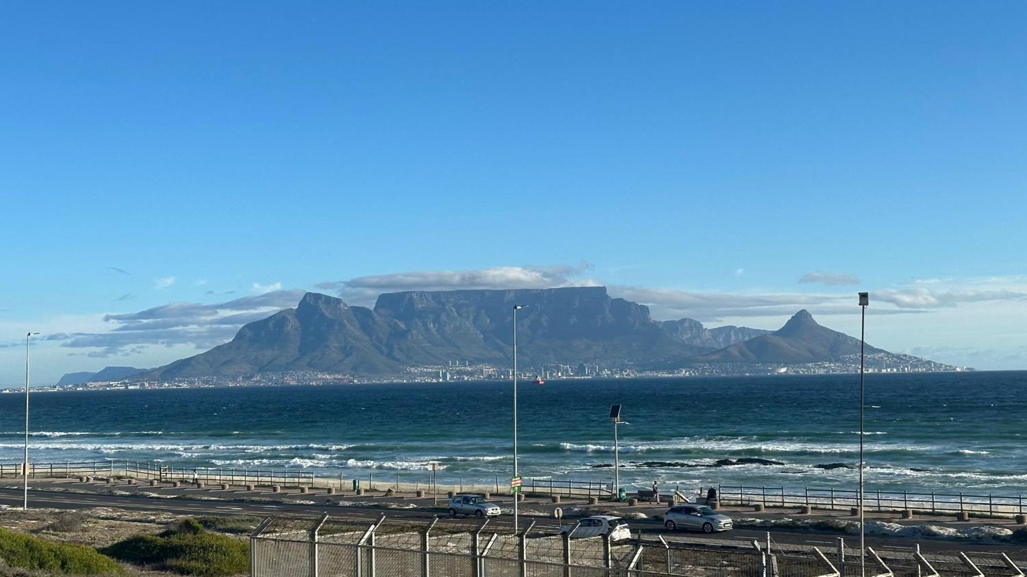 Oceansnest Guest House Bloubergstrand Bagian luar foto
