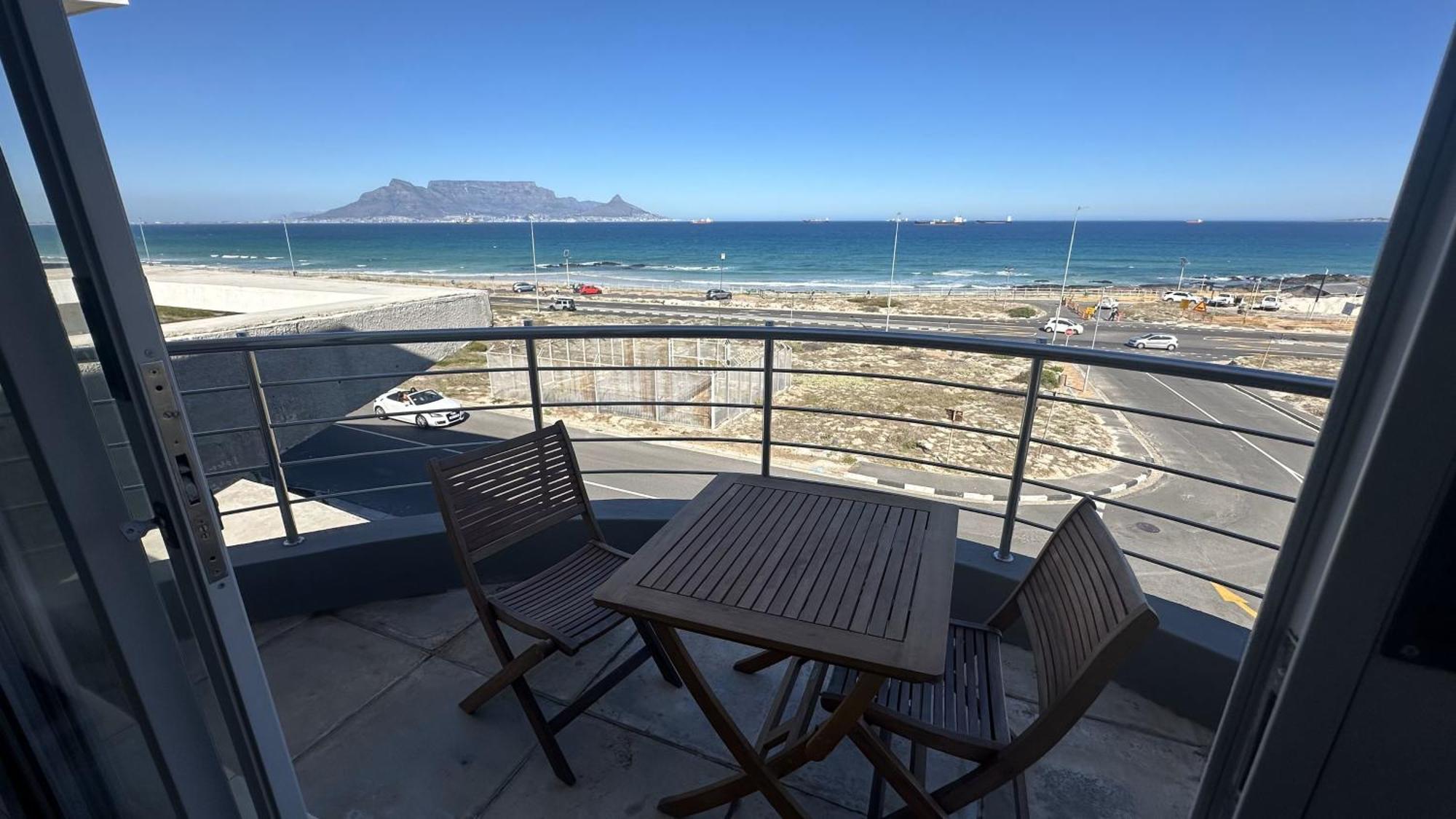Oceansnest Guest House Bloubergstrand Bagian luar foto