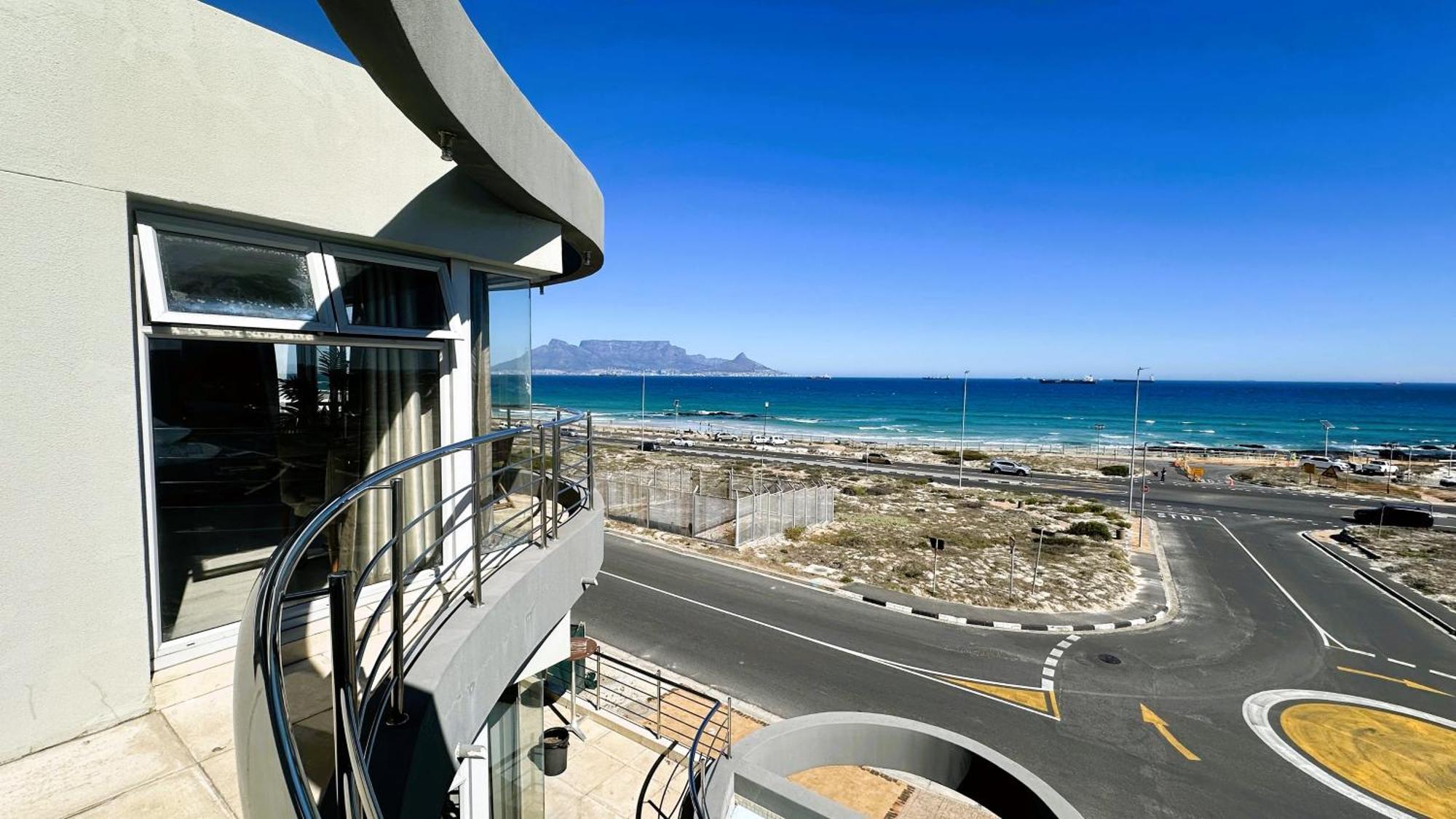 Oceansnest Guest House Bloubergstrand Bagian luar foto