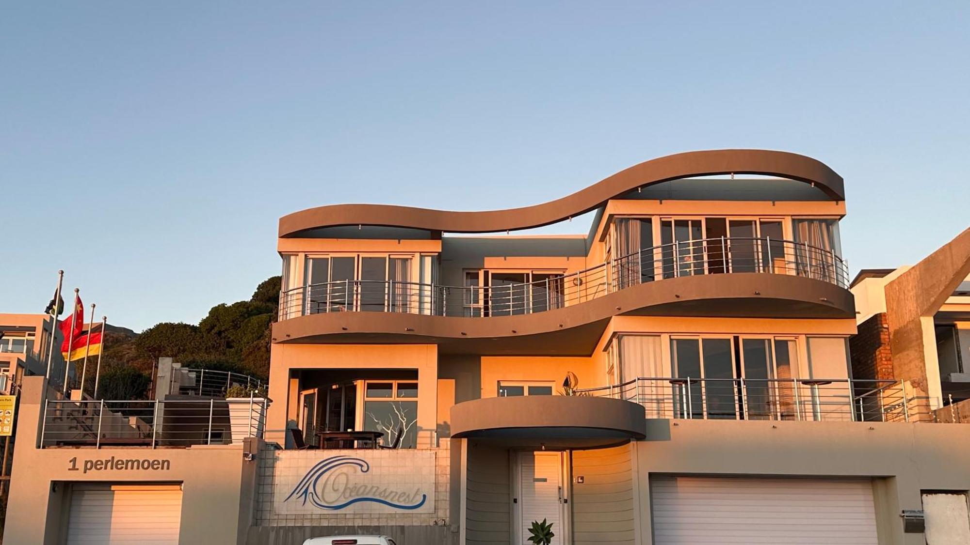 Oceansnest Guest House Bloubergstrand Bagian luar foto