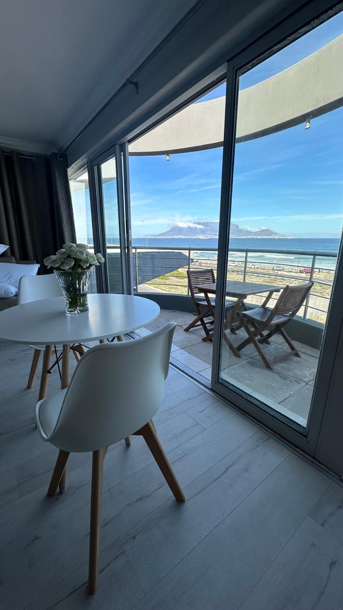 Oceansnest Guest House Bloubergstrand Bagian luar foto