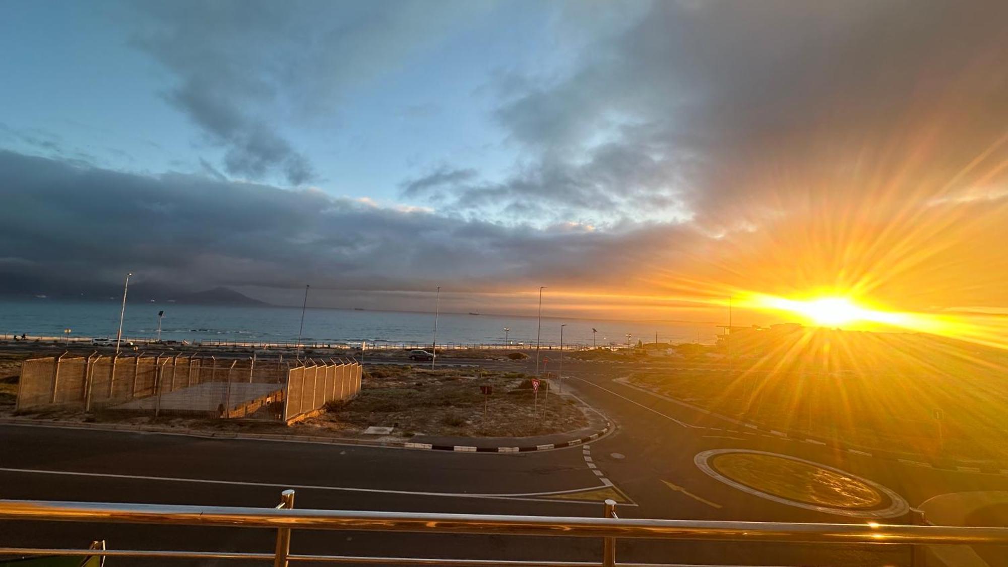 Oceansnest Guest House Bloubergstrand Bagian luar foto