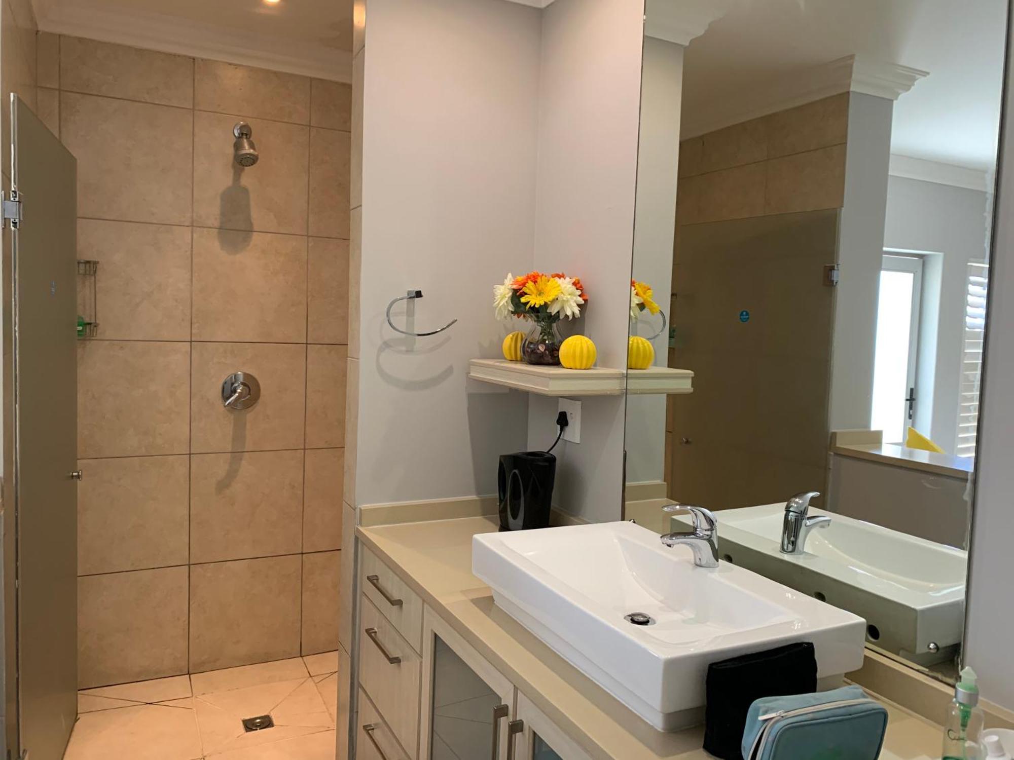 Oceansnest Guest House Bloubergstrand Bagian luar foto