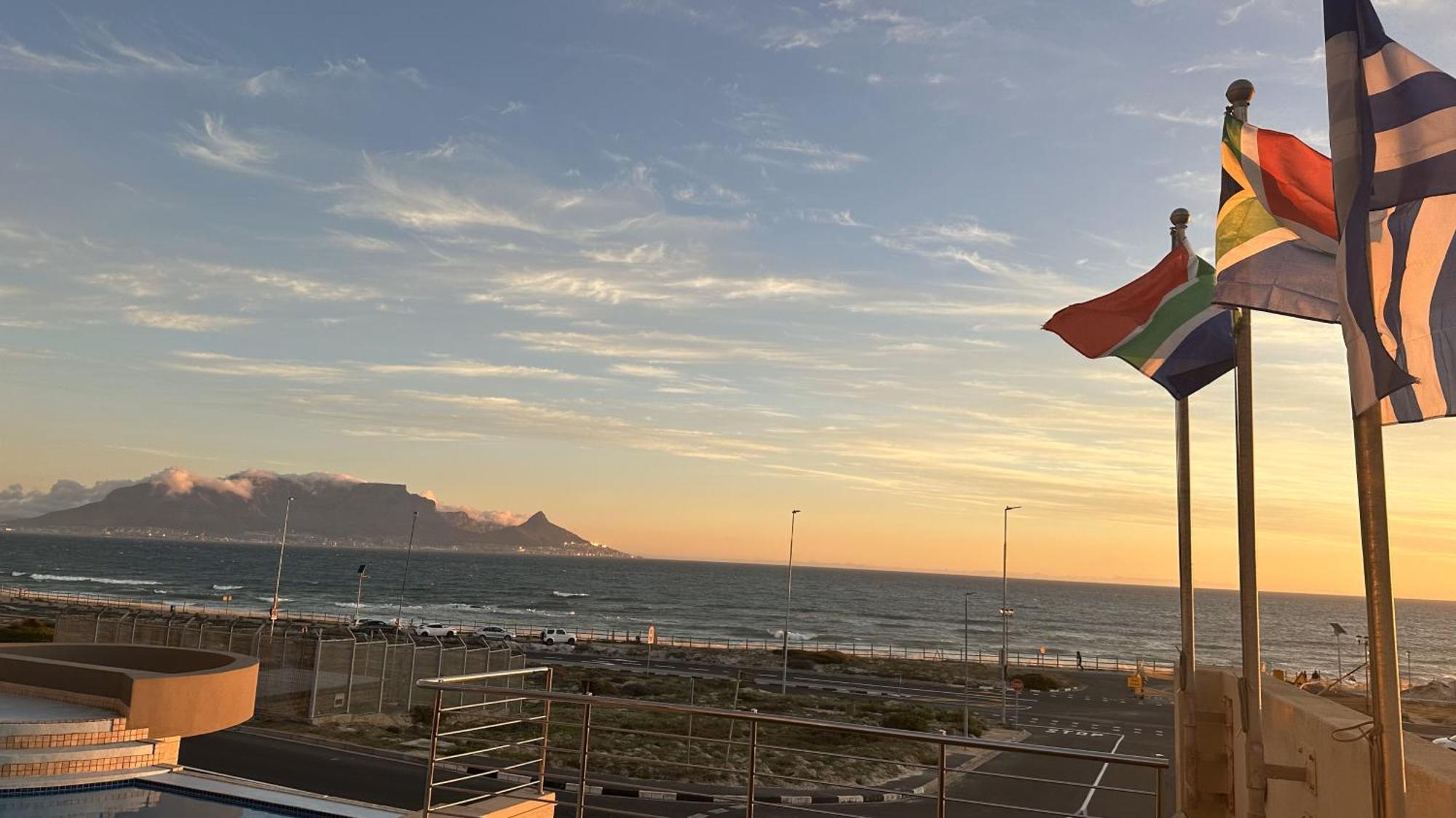 Oceansnest Guest House Bloubergstrand Bagian luar foto