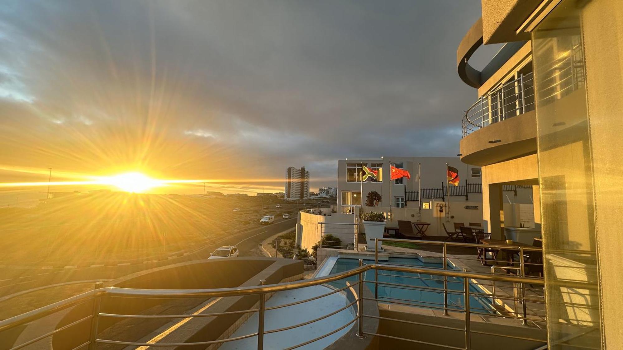 Oceansnest Guest House Bloubergstrand Bagian luar foto