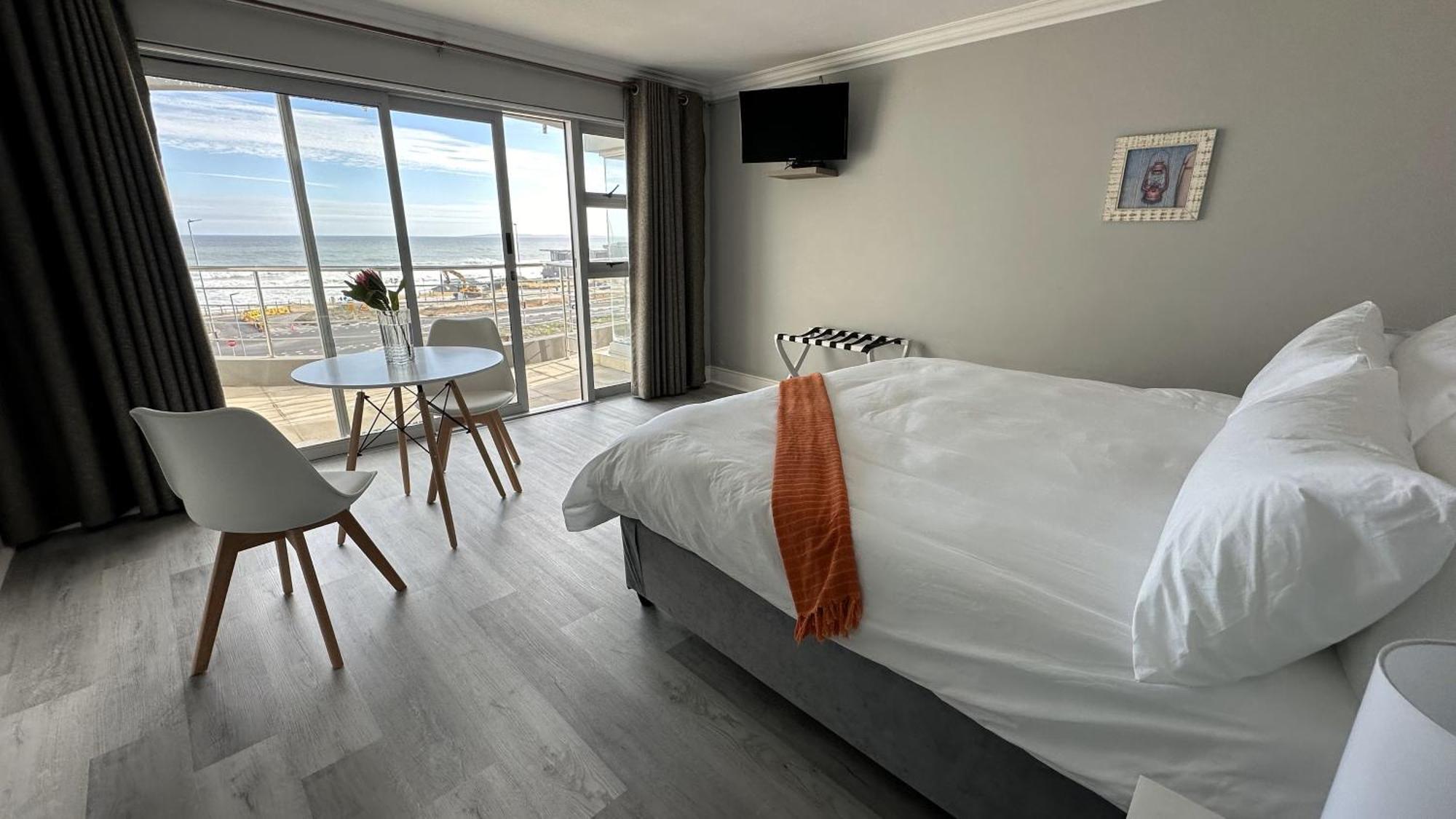 Oceansnest Guest House Bloubergstrand Bagian luar foto