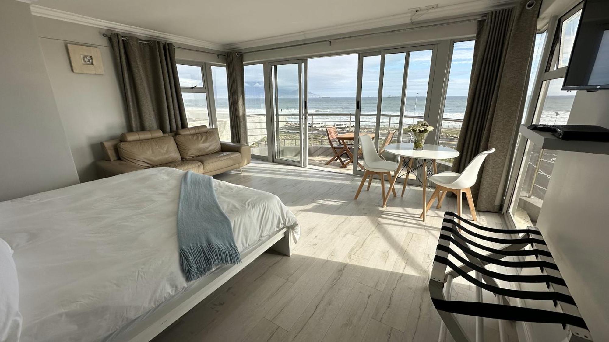 Oceansnest Guest House Bloubergstrand Bagian luar foto