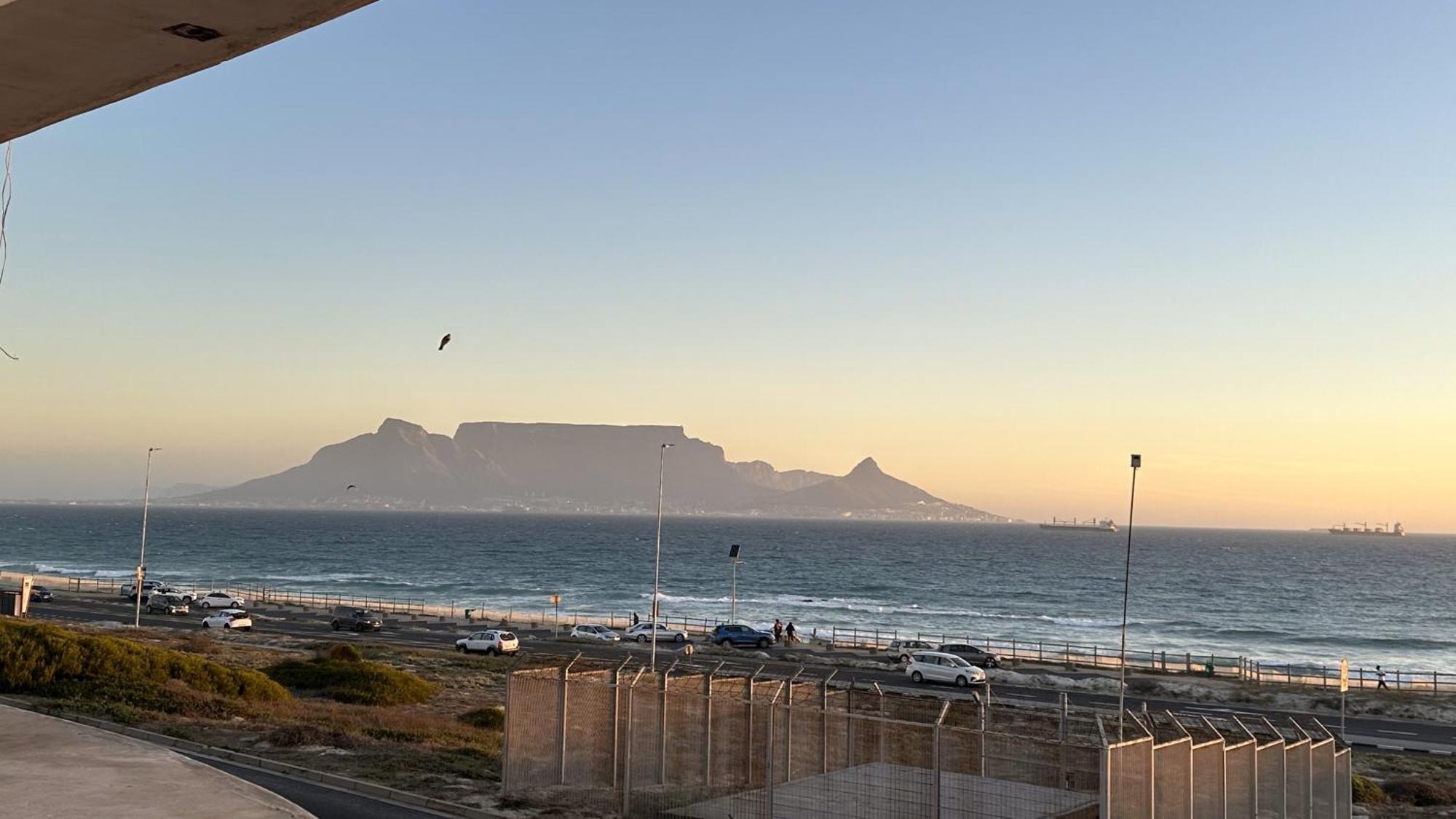 Oceansnest Guest House Bloubergstrand Bagian luar foto