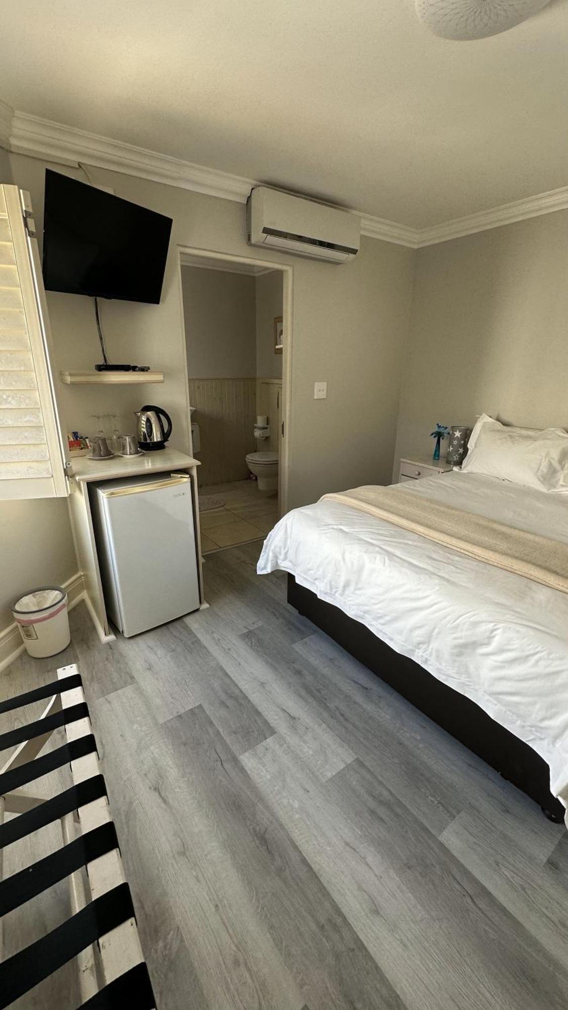 Oceansnest Guest House Bloubergstrand Bagian luar foto