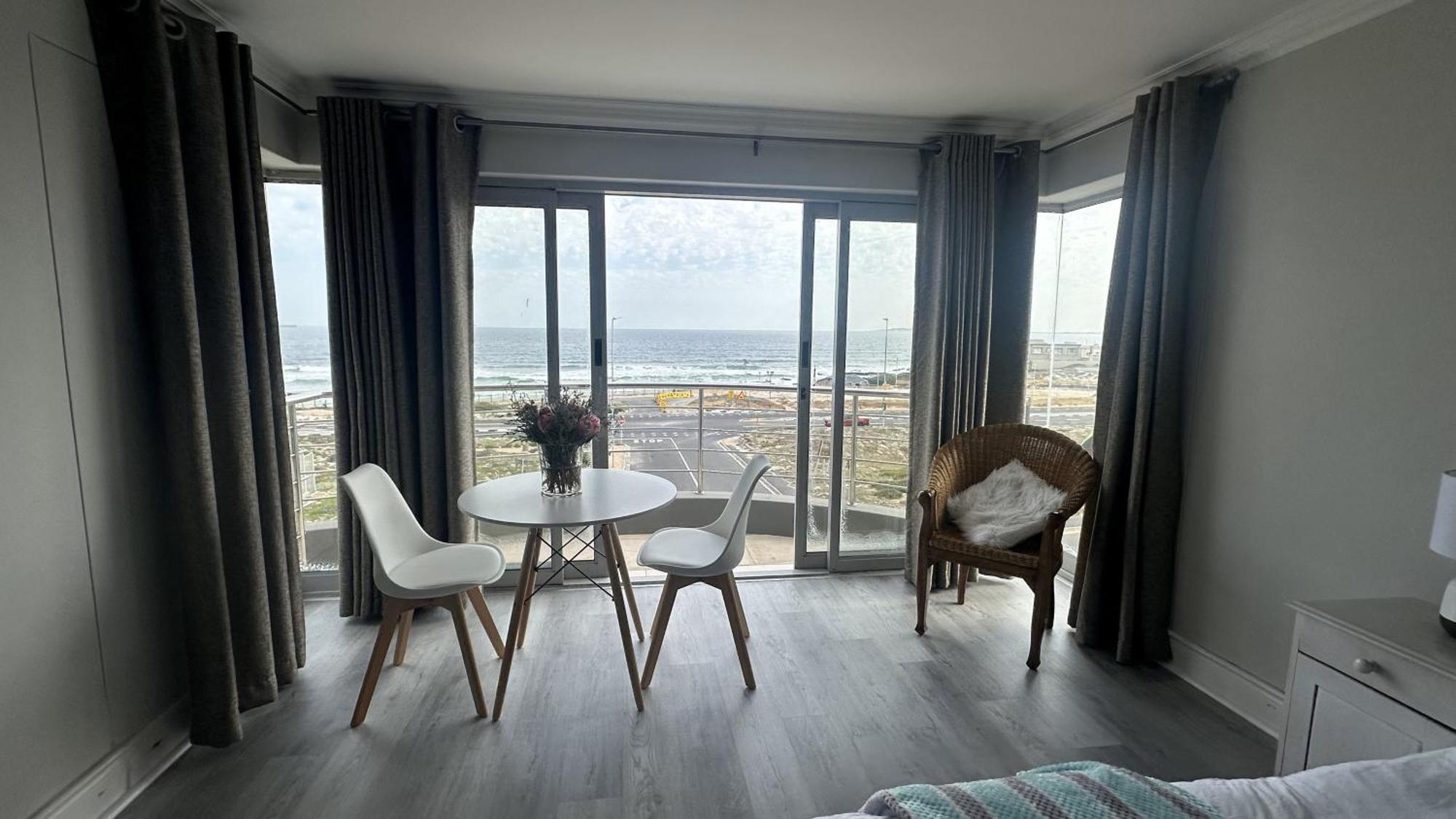 Oceansnest Guest House Bloubergstrand Bagian luar foto