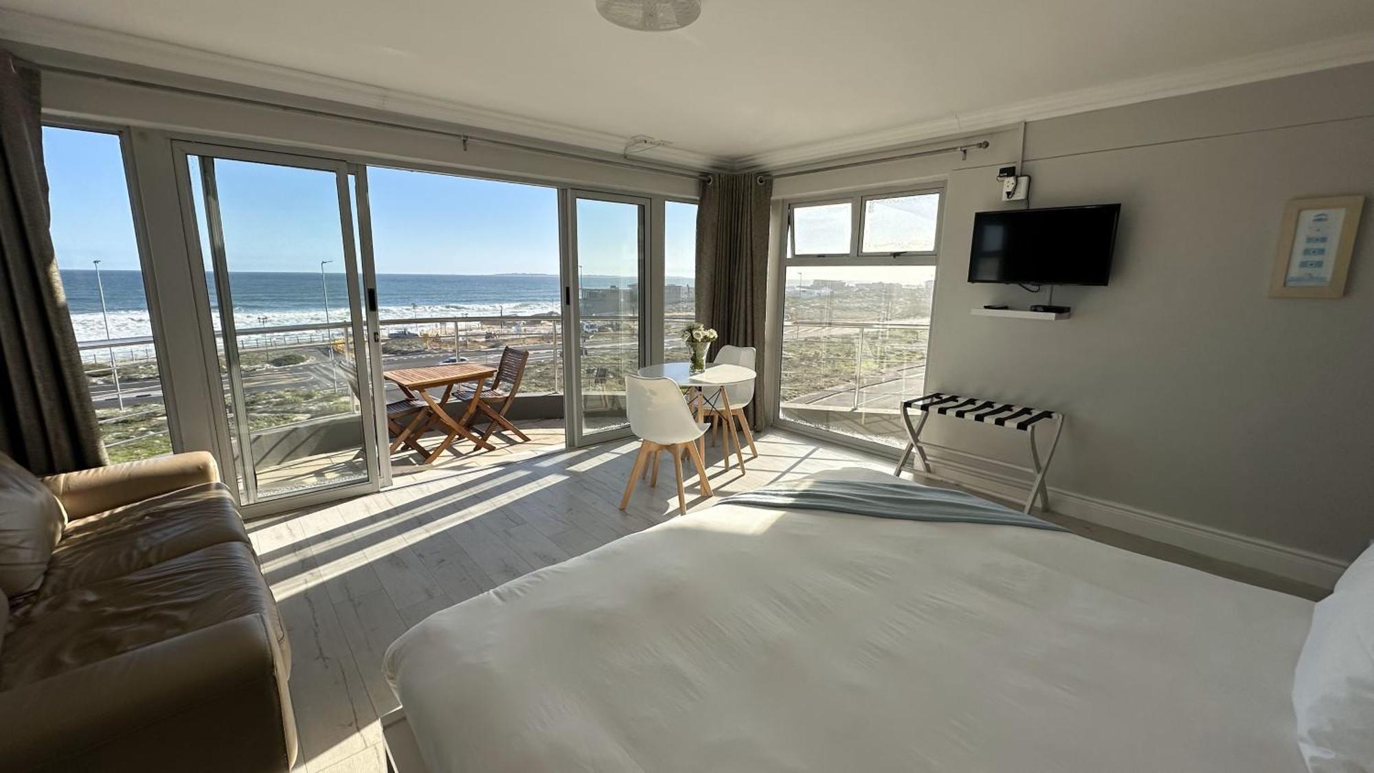 Oceansnest Guest House Bloubergstrand Bagian luar foto