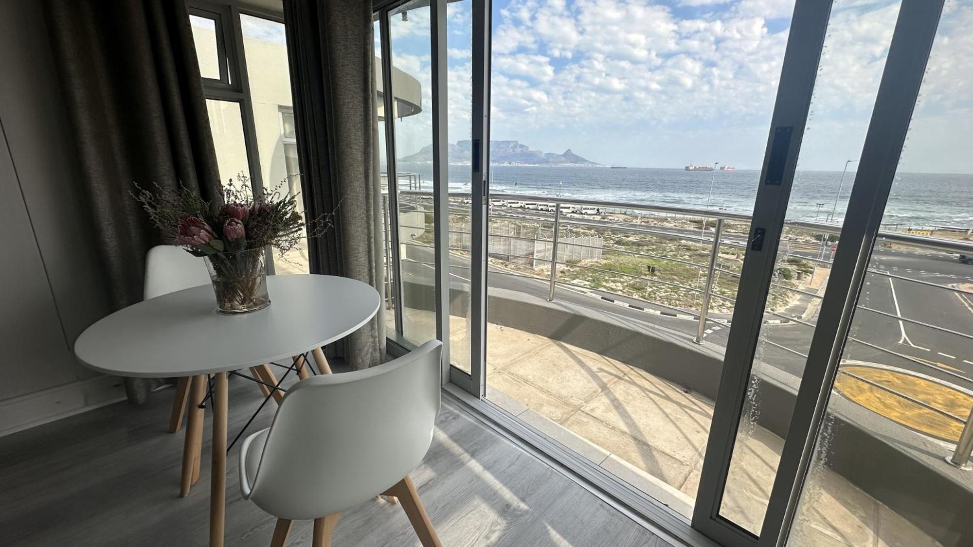 Oceansnest Guest House Bloubergstrand Bagian luar foto