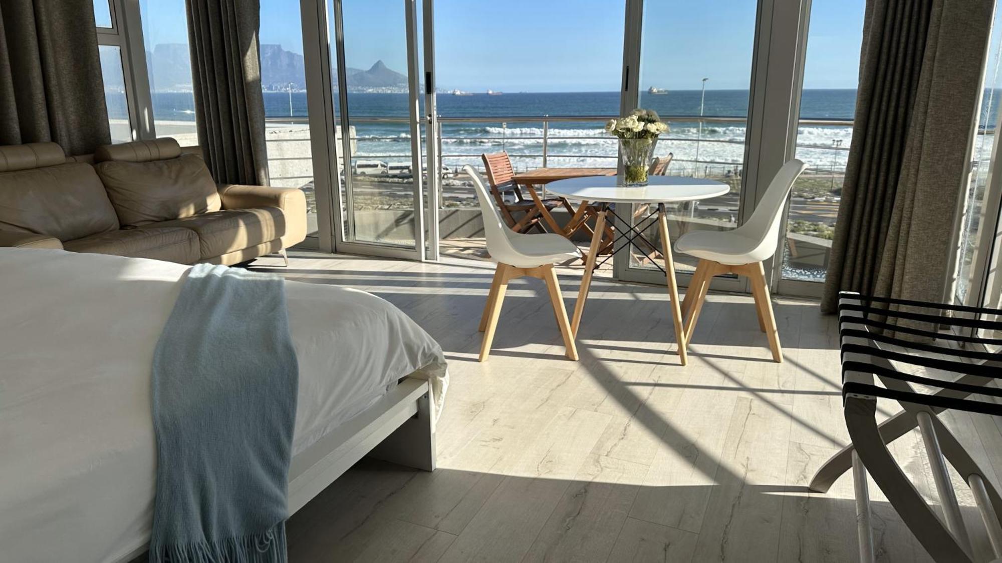 Oceansnest Guest House Bloubergstrand Bagian luar foto