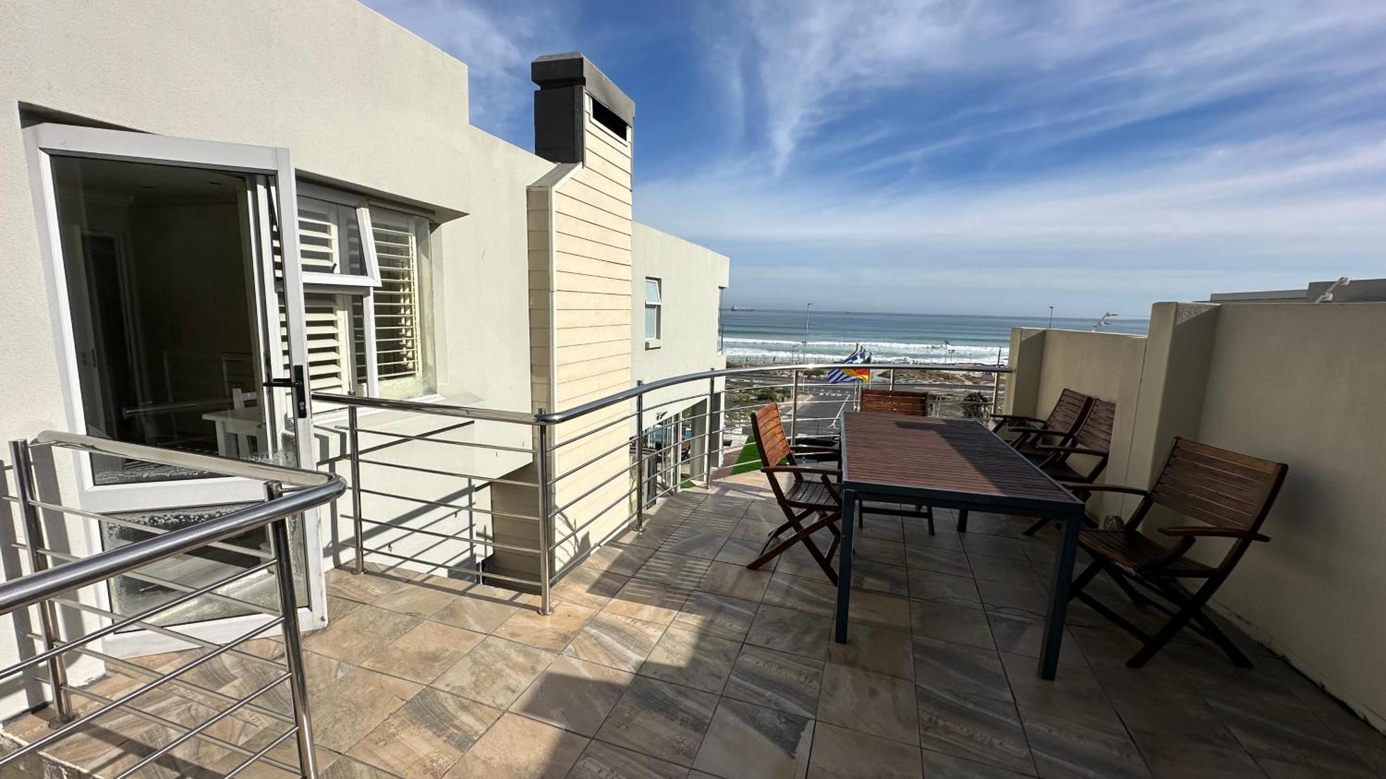 Oceansnest Guest House Bloubergstrand Bagian luar foto