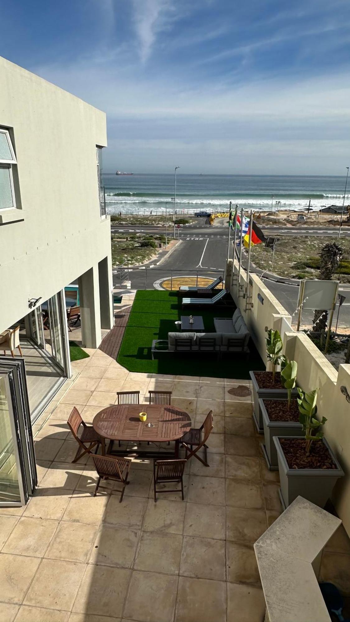 Oceansnest Guest House Bloubergstrand Bagian luar foto